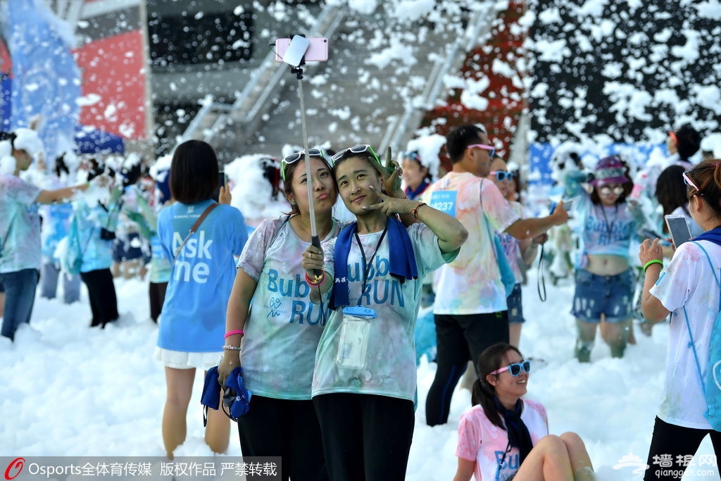 "泡泡跑"万人high翻天 比基尼美女狂吸睛[墙根网]