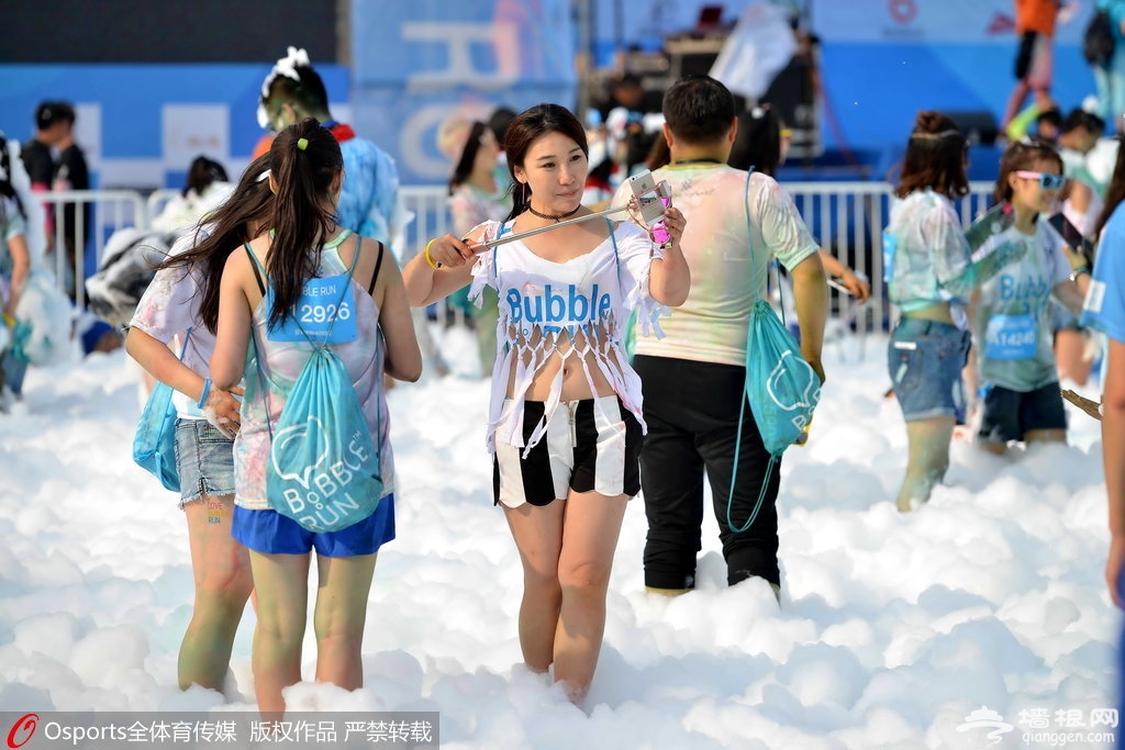 "泡泡跑"万人high翻天 比基尼美女狂吸睛[墙根网]