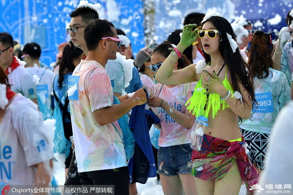 "泡泡跑"万人high翻天 比基尼美女狂吸睛[墙根网]