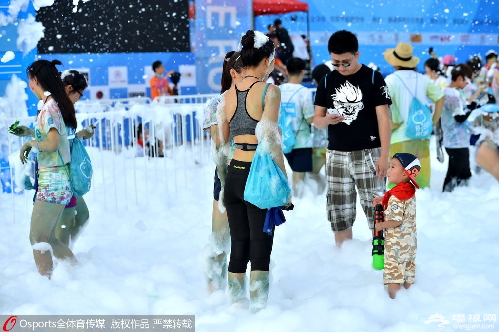 "泡泡跑"万人high翻天 比基尼美女狂吸睛[墙根网]