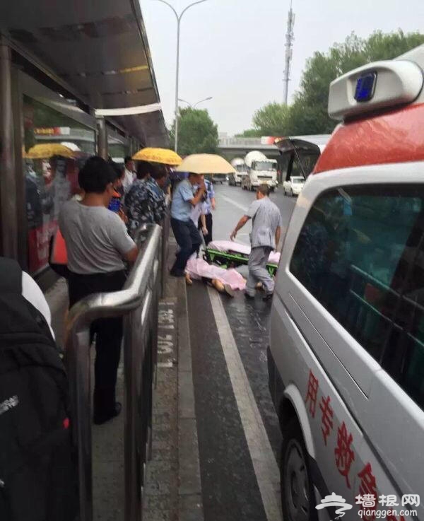 海淀一公交站台发生命案 2死1伤凶手逃跑[墙根网]