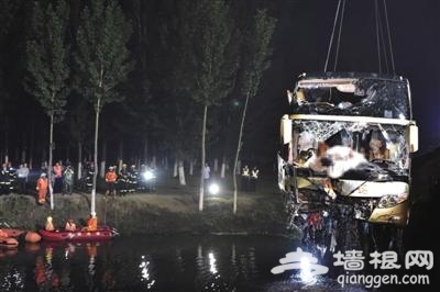 津蓟高速客车爆胎失控落水26人遇难