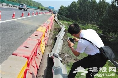 津蓟高速客车爆胎失控落水26人遇难