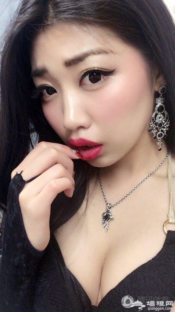 摔角女内衣带脱落男选手帮系 场面尴尬引联想[墙根网]