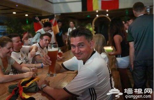 女球迷喝哭三里屯酒吧老板 第一次竟能喝十瓶扎啤[墙根网]