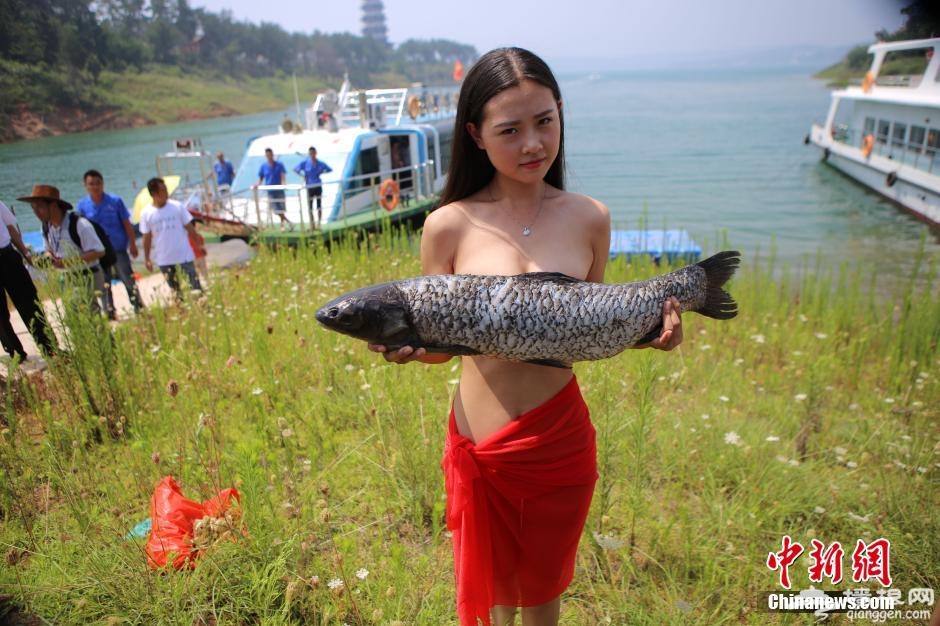 水生物遮胸引围观[墙根网]