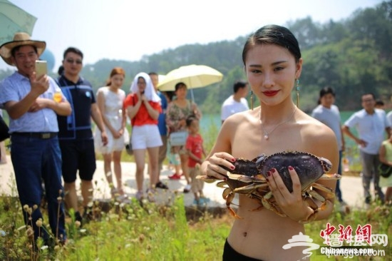 水生物遮胸引围观[墙根网]