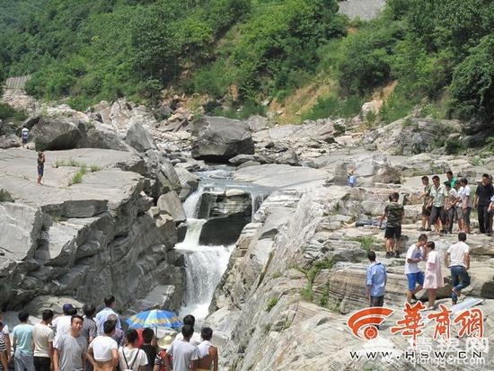男子瀑布顶拍照滑倒