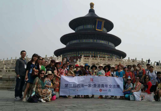  抖空竹、打花棍 千名香港青年体验北京传统文化