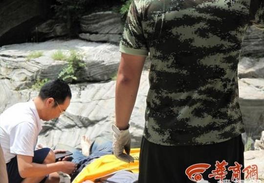 男子瀑布顶拍照滑倒 亲戚施救两人坠入深潭溺亡