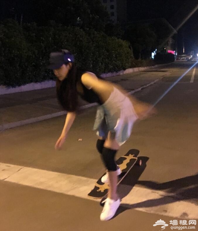 沈梦辰玩滑板露长腿 网友:海涛拍照技术好[墙根网]