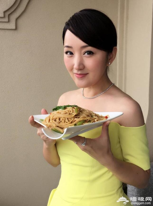 为家乡代言！杨钰莹吃炒粉秀香肩[墙根网]