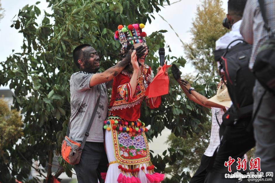 云南"普者黑"花脸节丘北万人狂欢[墙根网]