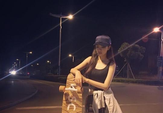 沈梦辰玩滑板露长腿 网友:海涛拍照技术好