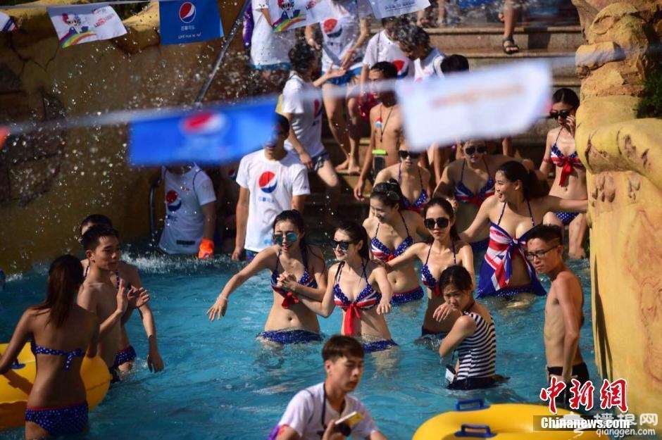 酷暑天上演音乐彩色跑 比基尼美女劲爆惹关注[墙根网]