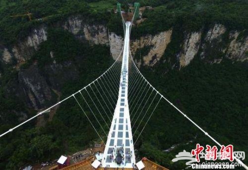 张家界玻璃桥被叫停 试营业仅12天