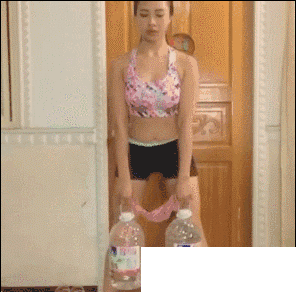 中国健身妹子 2年自己练出欧美身材[墙根网]