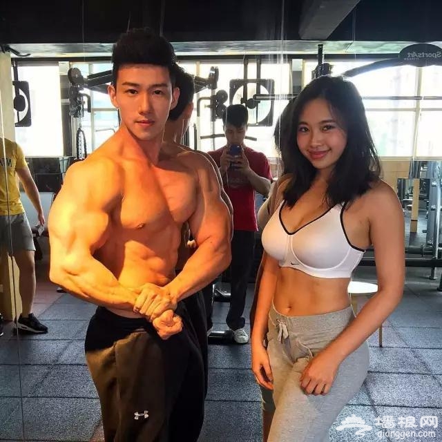中国健身妹子 2年自己练出欧美身材[墙根网]