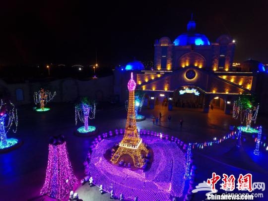 天津水魔方梦幻灯光秀夜场启幕 3000万盏LED灯营造童话世界[墙根网]