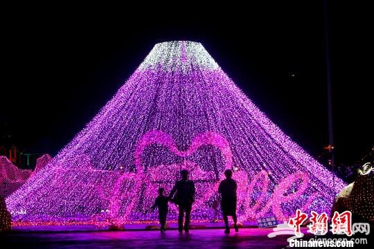 天津水魔方梦幻灯光秀夜场启幕 3000万盏LED灯营造童话世界[墙根网]