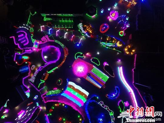 天津水魔方梦幻灯光秀夜场启幕 3000万盏LED灯营造童话世界