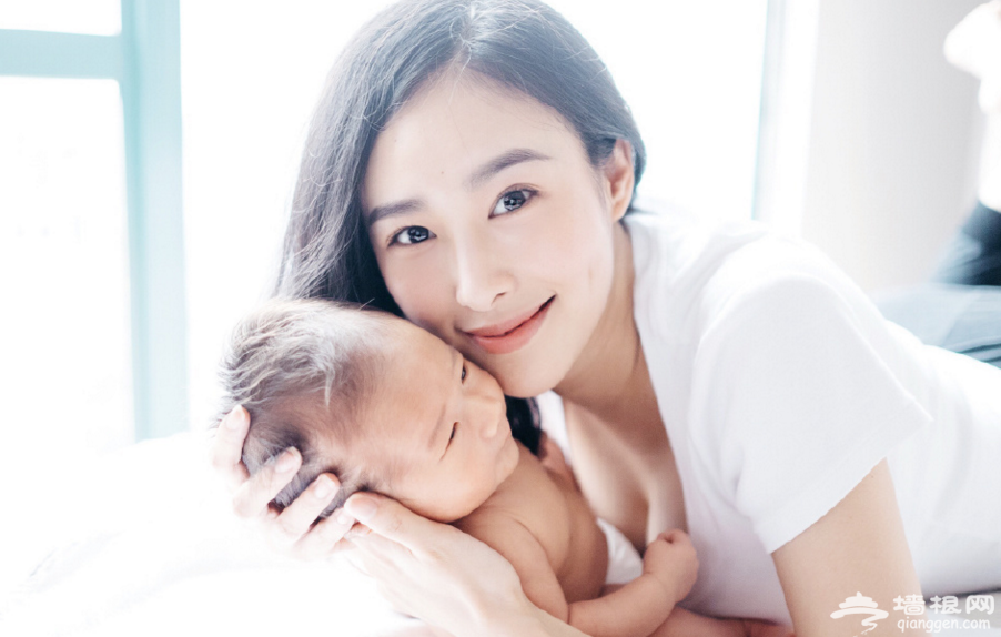 兽兽晒全家福庆女儿满月 富二代老公温馨献吻[墙根网]