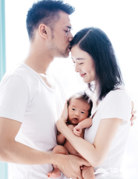 兽兽晒全家福庆女儿满月 富二代老公温馨献吻[墙根网]