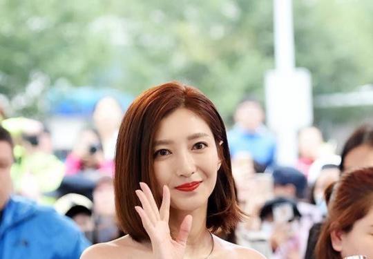 江疏影南京捞金大秀好身材 网友大呼:美出新天地