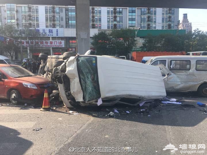北京北苑家园附近一路口多车相撞 现场惨烈[墙根网]