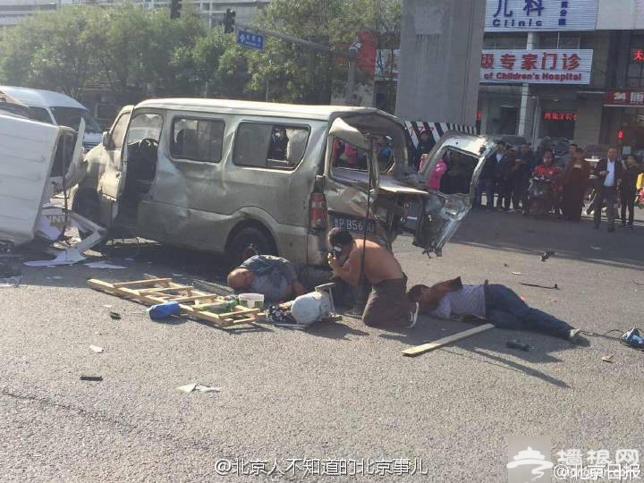 北京北苑家园附近一路口多车相撞 现场惨烈[墙根网]