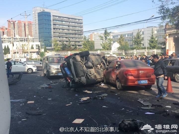 北京北苑家园附近一路口多车相撞 现场惨烈[墙根网]