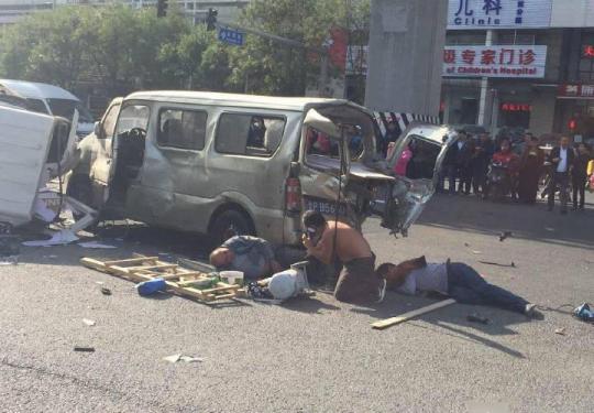 北京北苑家园附近一路口多车相撞 现场惨烈