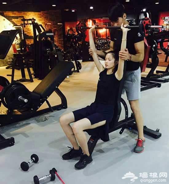 刘雯可儿示范！维密好身材这样练[墙根网]