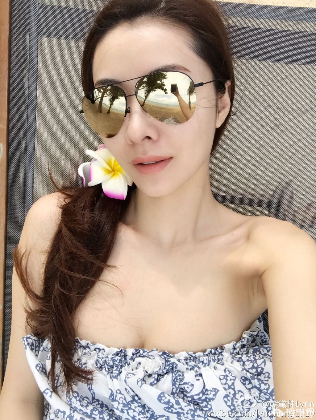 熊黛林好心机！拍照时故意把衣服往下扯，网友一下就发现了！[墙根网]