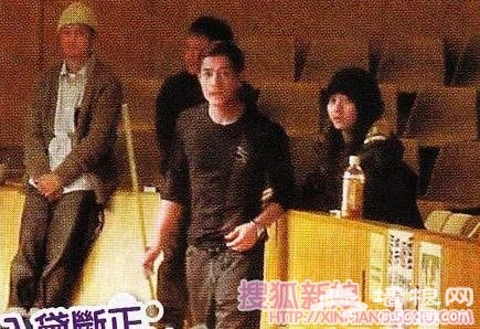 熊黛林好心机！拍照时故意把衣服往下扯，网友一下就发现了！[墙根网]