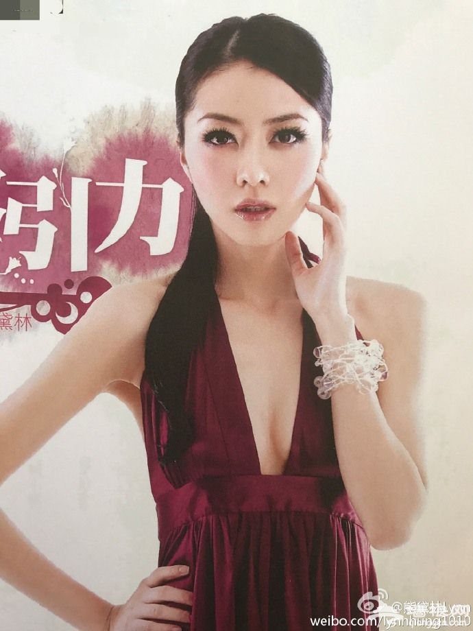熊黛林好心机！拍照时故意把衣服往下扯，网友一下就发现了！[墙根网]