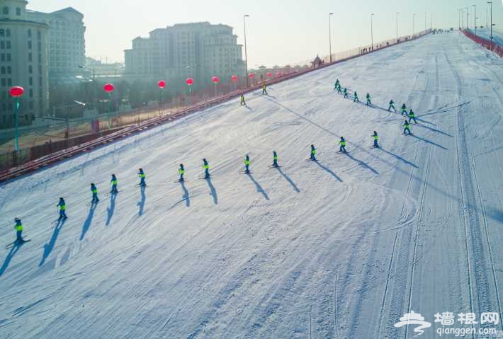 北京滑雪场生意火爆 航拍滑雪人似蚂蚁[墙根网]