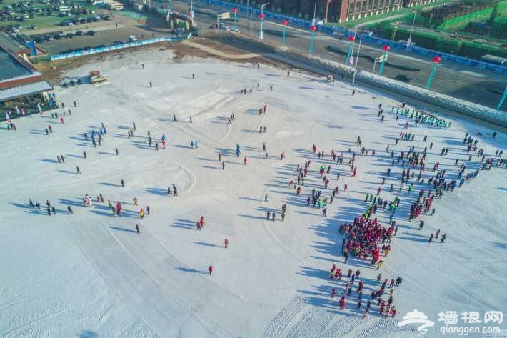 北京滑雪场生意火爆 航拍滑雪人似蚂蚁[墙根网]