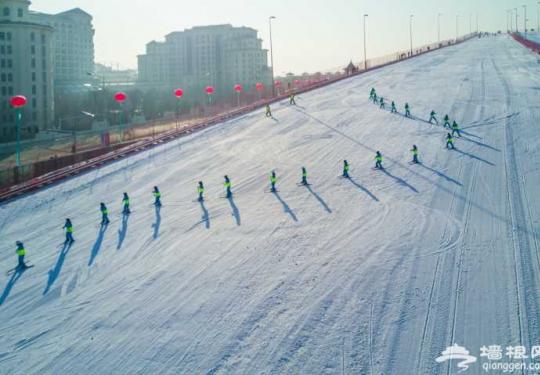 北京滑雪场生意火爆 航拍滑雪人似蚂蚁