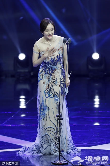 杨幂穿中国风礼服亮相 半露香肩宛若仙子[墙根网]