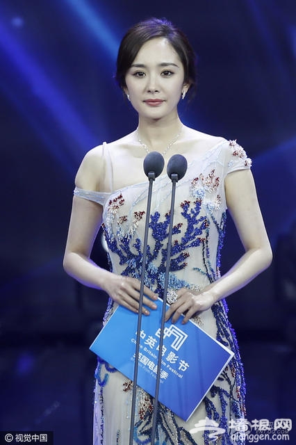 杨幂穿中国风礼服亮相 半露香肩宛若仙子[墙根网]