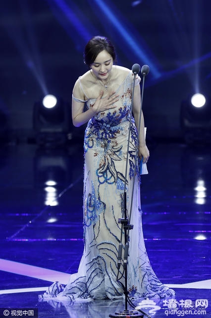 杨幂穿中国风礼服亮相 半露香肩宛若仙子[墙根网]