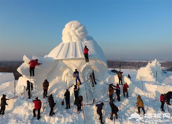 12月14日,在太阳岛雪博会园区,雪雕师进行“冰雪之冠大雪人”的雕刻。 “冰雪之冠大雪人”雕塑13日在哈尔滨太阳岛雪博会园区开雕。该雪人雕塑高度将达34米,用雪量为2.1万立方米,预计于12月20日完工。新华社记者 王建威 摄