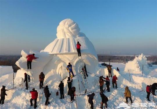 哈尔滨太阳岛雪博会园区34米高雪人雕塑开雕