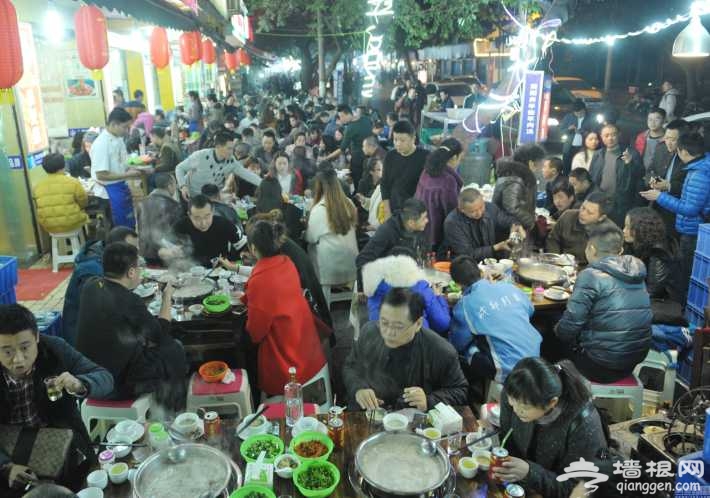 冬至成都小关庙羊肉汤火爆 每斤100元[墙根网]