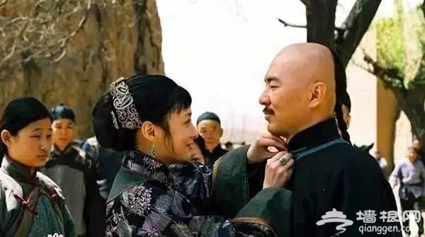 结婚十年，如今她和两个男人过着幸福的生活！[墙根网]