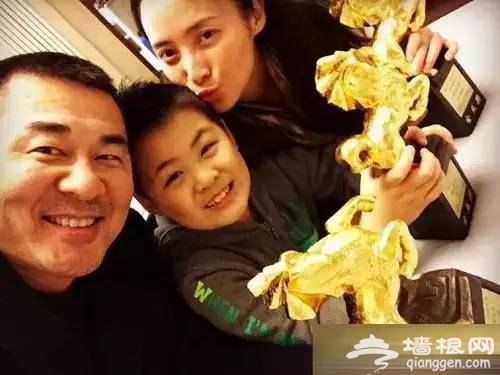 结婚十年，如今她和两个男人过着幸福的生活！[墙根网]