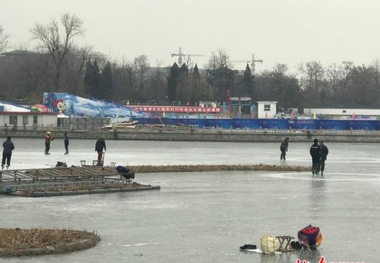 玉渊潭公园南门外八一湖非正规冰场 提醒游客勿涉险滑冰