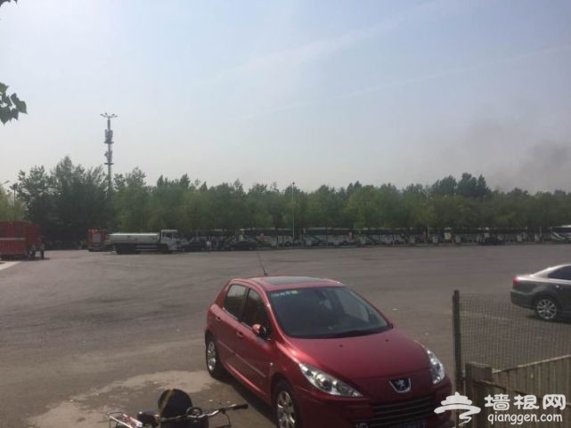 北京蟹岛停车场20余辆大巴起火：灾后现场一片狼藉[墙根网]