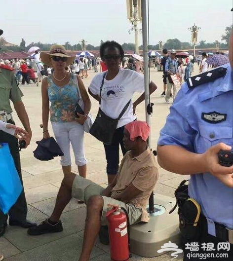 非洲客天安门中暑引热议 值勤哨兵为其打急救电话
